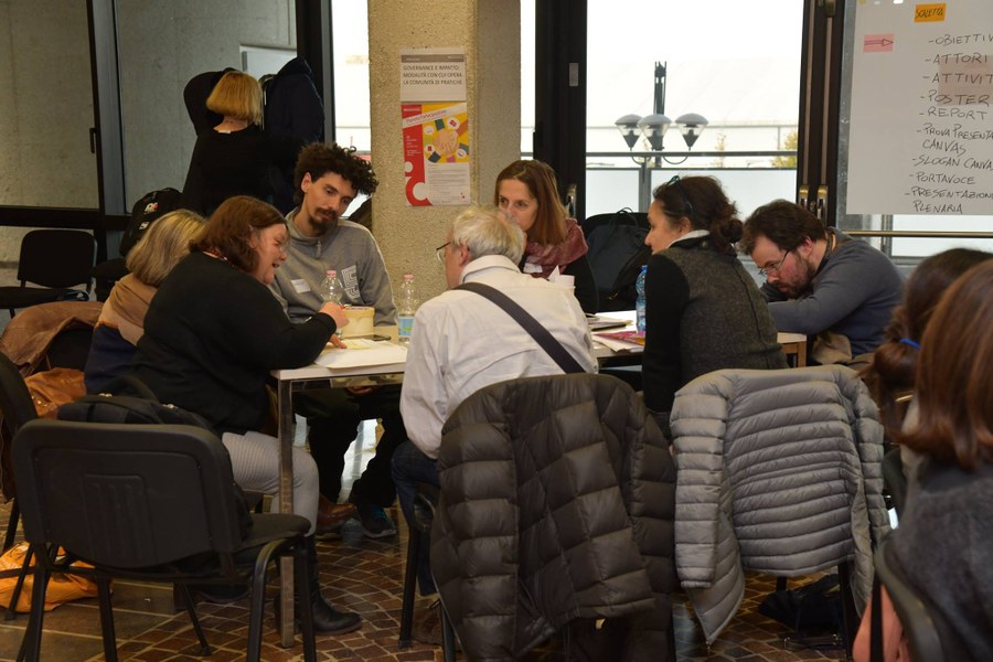 Un tavolo di lavoro dell'OST (Open Space Technology)