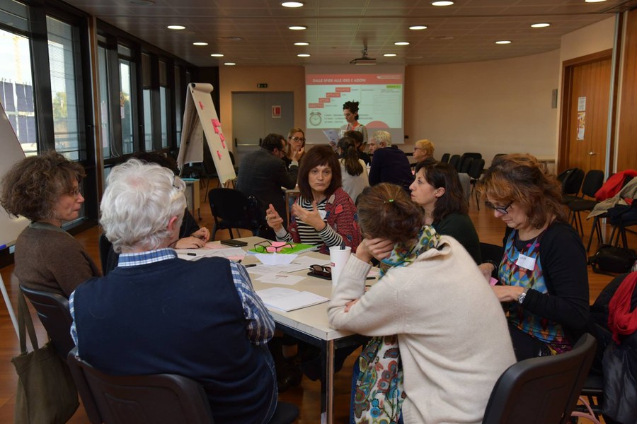 Un gruppo di lavoro si confronta sulle tematiche dell'OST (Open Space Technology)